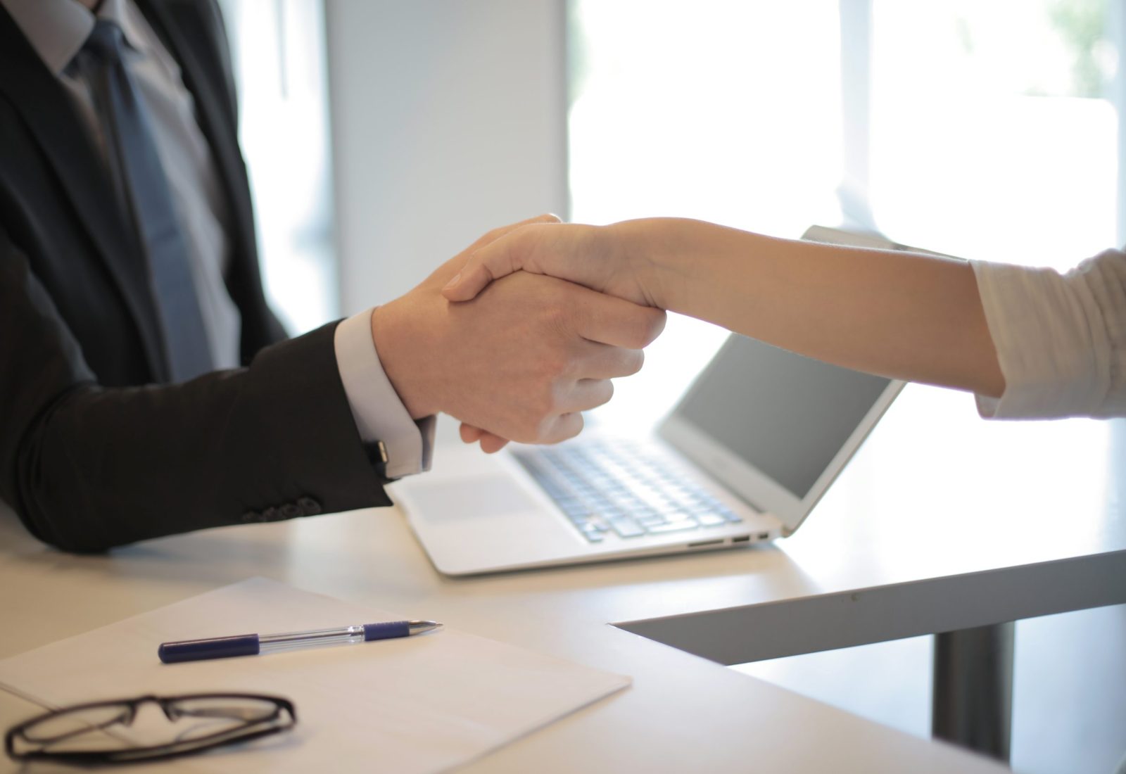 Handshake symbolizing an agreement, representing Brownhill Homes' promise to deliver exceptional results.